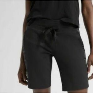 {Athleta} Metro Downtown Shorts Size M 9” Black